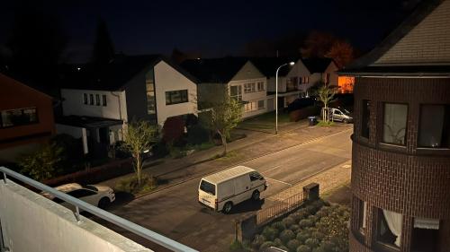 biały van zaparkowany na ulicy w nocy w obiekcie Reviv - Traumhaftes 3 Zimmer Apartment w mieście Brühl