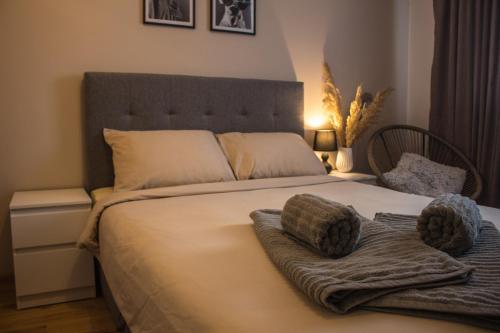 ein Schlafzimmer mit einem großen Bett mit Handtüchern darauf in der Unterkunft EVIAS Apartment in Sandanski