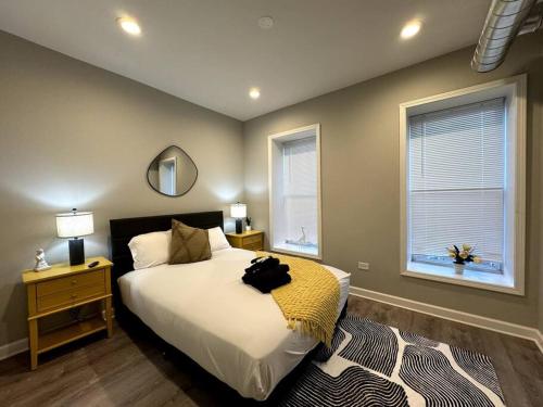 um quarto com uma cama grande e 2 janelas em West Loop King Oasis/2BR that sleeps 6 guests/walk to Fulton Market em Chicago