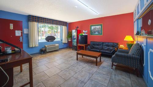 a living room with red and blue walls at Mayfair Inn in Williamston