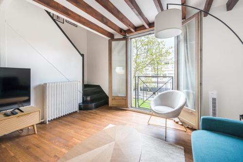 un salon avec un canapé et une télévision dans l'établissement New Duplex 6Pers#Paris Expo#Porte de Versailles, à Paris