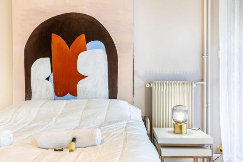 Schlafzimmer mit einem Bett mit einem großen Kopfteil in der Unterkunft GuestReady - Peaceful Haven in the 14th arr. in Paris
