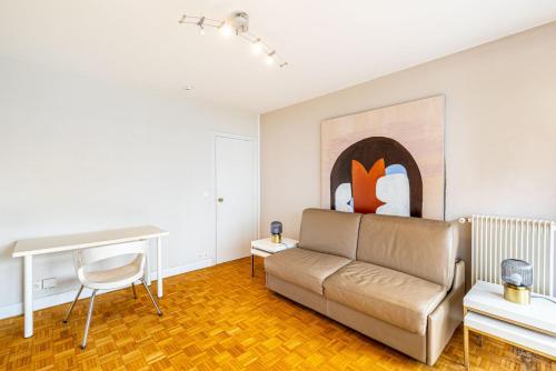 un salon avec un canapé et une table dans l'établissement GustReady - Charmant studio moderne dans le 14e, à Paris