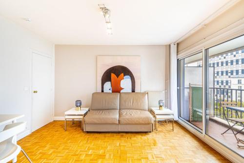 un salon avec un canapé et une peinture de renard dans l'établissement GustReady - Charmant studio moderne dans le 14e, à Paris