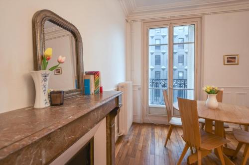 - une salle à manger avec un miroir et une table dans l'établissement GuestReady - Appt lumineux dans le Quartier Latin, à Paris