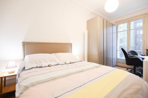 - une chambre avec un lit, un bureau et une fenêtre dans l'établissement GuestReady - Appt lumineux dans le Quartier Latin, à Paris