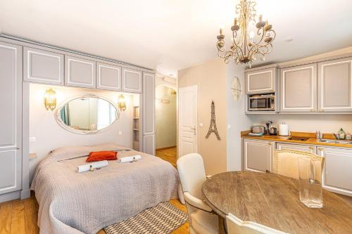une chambre avec un lit et une table et une cuisine dans l'établissement GuestReady - Lux Studio - In Le Marais, à Paris