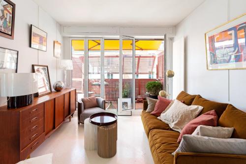 un salon avec un canapé et une table dans l'établissement GuestReady - Charmant Apt. près du Sacré-Cœur, à Paris