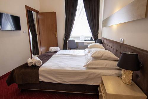 Katil atau katil-katil dalam bilik di Hotel Zamkowy