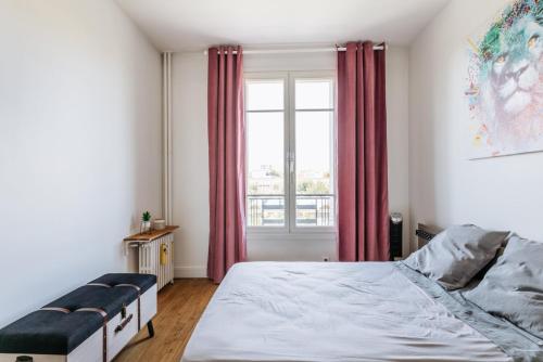une chambre avec un lit et une fenêtre dans l'établissement GuestRead - Appt moderne près des Batignolles, à Paris