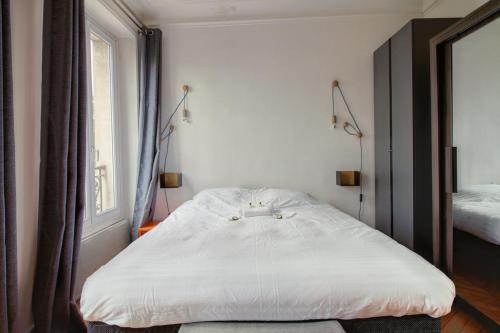 Cama o camas de una habitación en GuestReady - Cosy 2 BDR Home in the 19th Arr.