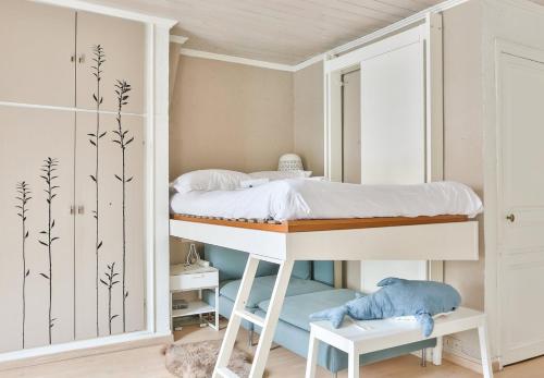 - une chambre pour enfants avec des lits superposés dans l'établissement GuestReady - Lovely Minimalist Studio in Plaisance, à Paris