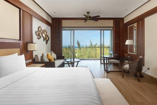 Postel nebo postele na pokoji v ubytování Shangri-La Sanya