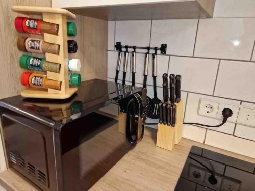 eine Küche mit einem Haufen Utensilien auf der Theke in der Unterkunft Cozy Apartment Wi-Fi in Fellbach