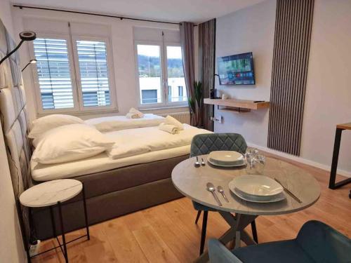 ein Schlafzimmer mit einem großen Bett und einem Tisch mit Stühlen in der Unterkunft Cozy Apartment Wi-Fi in Fellbach