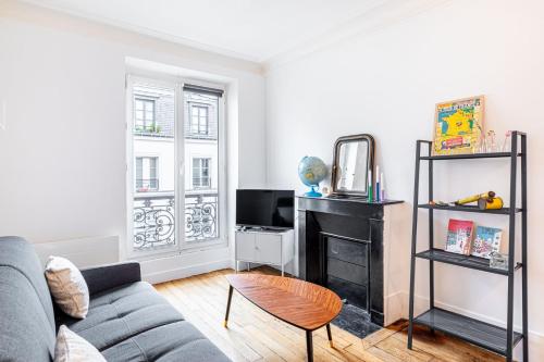 un salon avec un canapé et une table dans l'établissement GuestReady - Charme et Confort dans le 11ᵉ arr., à Paris