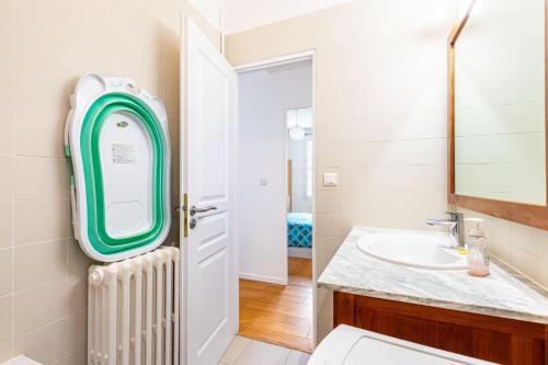 a bathroom with a toilet and a sink at GuestReady - Comfort near Parc Clichy-Batignolles in Paris