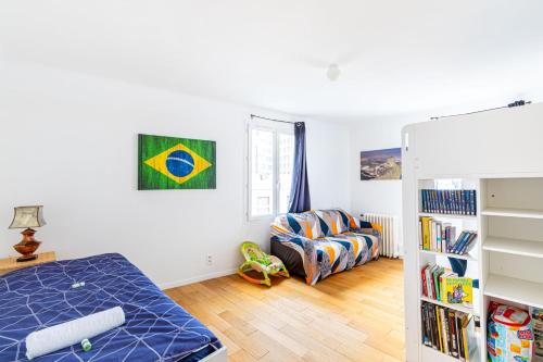 a bedroom with a bed and a chair at GuestReady - Comfort near Parc Clichy-Batignolles in Paris