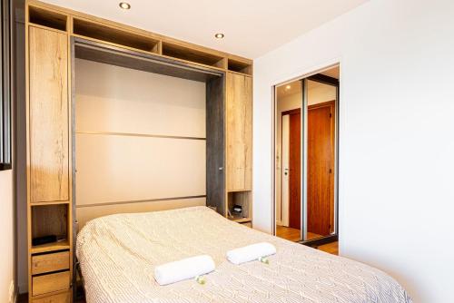 une chambre avec un lit avec deux serviettes dessus dans l'établissement GuestReady - Studio Chic avec Vue Panoramique, à Paris