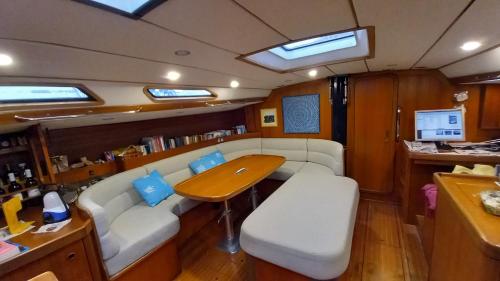 uma sala de jantar e cozinha em um barco com uma mesa em sailing Delfina em Génova