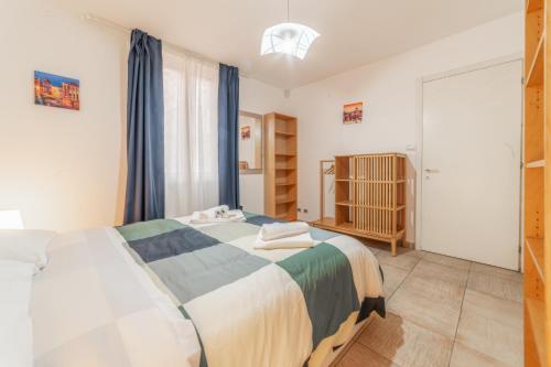 1 dormitorio con 1 cama grande y cortinas azules en Casa Sincera - Policlinico Gemelli - Metro Battistini en Roma