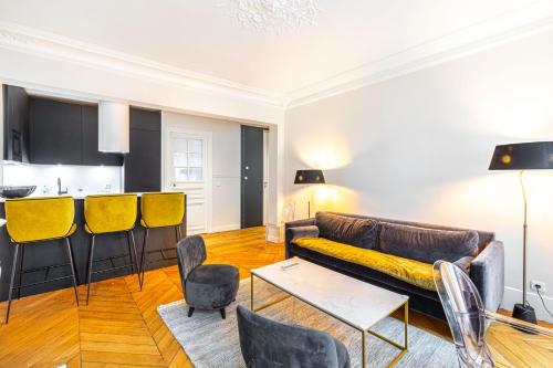 un salon avec un canapé et une table dans l'établissement GuestReady - Séjour de charme dans le 6ème, à Paris