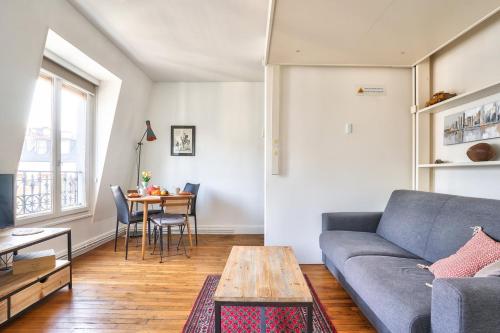 un salon avec un canapé et une table dans l'établissement GuestReady - Studio lumineux à Beaugrenelle, à Paris