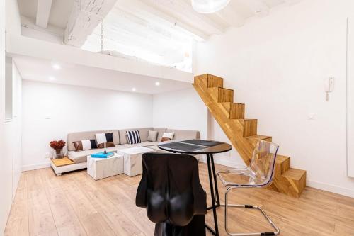 un salon avec un canapé et une table dans l'établissement GuestReady: Designer Studio in the heart of Marais, à Paris