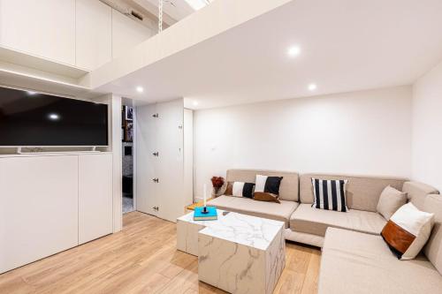 un salon avec un canapé et une table dans l'établissement GuestReady: Designer Studio in the heart of Marais, à Paris