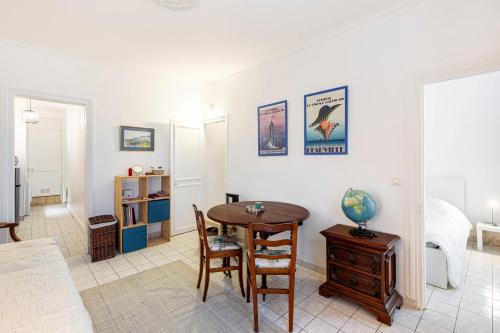 un salon avec une table et une chambre dans l'établissement GuestReady - Modern Comfort near Montmartre, à Paris