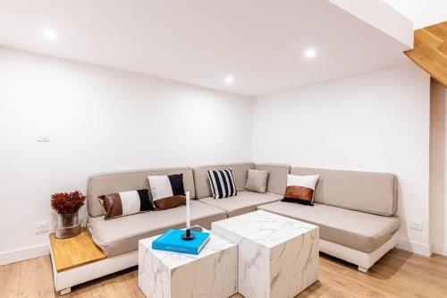 un salon avec un canapé et une table dans l'établissement GuestReady: Designer Studio in the heart of Marais, à Paris