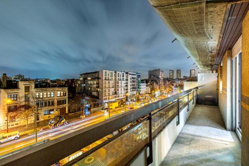 - un balcon donnant sur une rue de la ville dans l'établissement GuestReady - Bel Apt. près de la Place d'Italie, à Paris