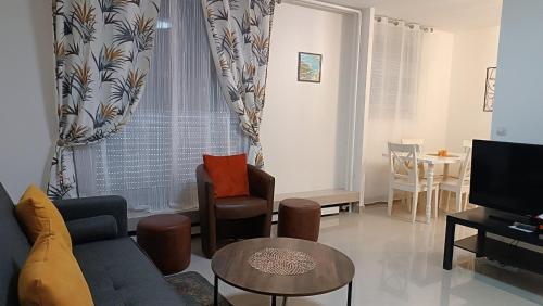 un salon avec un canapé et une table dans l'établissement GuestReady - Bel Apt. près de la Place d'Italie, à Paris