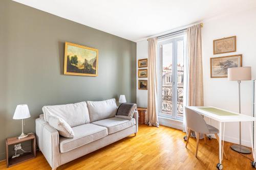 un salon avec un canapé et une table dans l'établissement GuestReady - Charming stay near Palais Garnier, à Paris