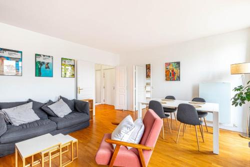 un salon avec un canapé et une table dans l'établissement GuestReady - Charming stay near Palais Garnier, à Paris