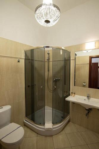 Bilik mandi di Hotel Zamkowy