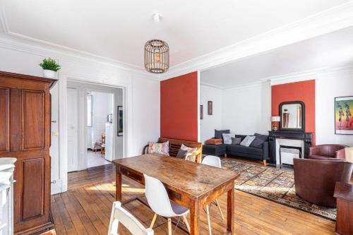 un salon avec une table et un canapé dans l'établissement GuestReady - Espace Cosy au Cœur de la Ville, à Paris