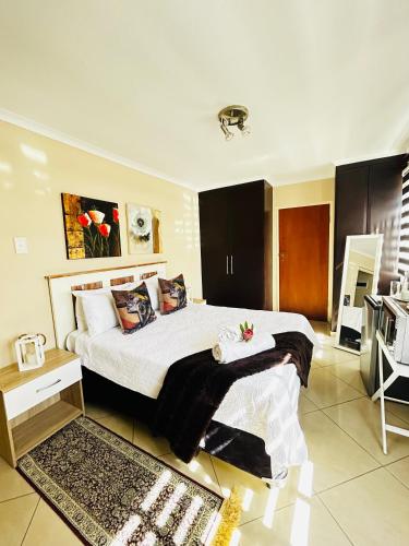 een slaapkamer met een groot bed in een kamer bij Lyndhurst in Margate