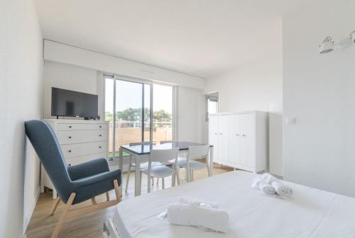 une chambre avec un lit, une table et une chaise dans l'établissement La Goélette à Préfailles - Studio 2 Personnes vue mer, parking, à Préfailles