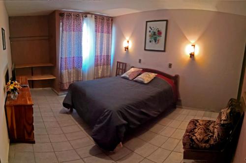 科恰班巴的住宿－La Casa Discreta Cochabamba，一间卧室设有一张大床和一个窗户。