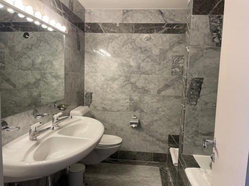 Et badeværelse på Amazing 2 bedroom flat: specious and central (Duke2)