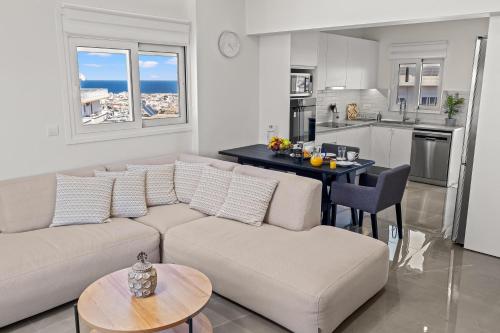 uma sala de estar com um sofá, uma mesa e uma cozinha em Horizon View in Ilha de Rhodes