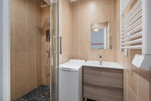 une salle de bain avec un lavabo, des toilettes et un miroir dans l'établissement AS24411 - Studio cabine + chalet avec jardin et parking, au Grau-du-Roi