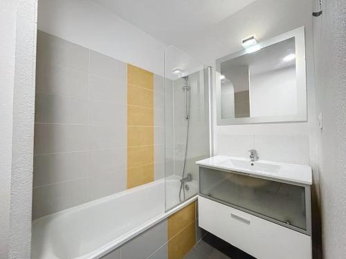 une salle de bain blanche avec un lavabo et un miroir dans l'établissement 3840-T2 dans une résidence avec piscine, à Argelès-sur-Mer