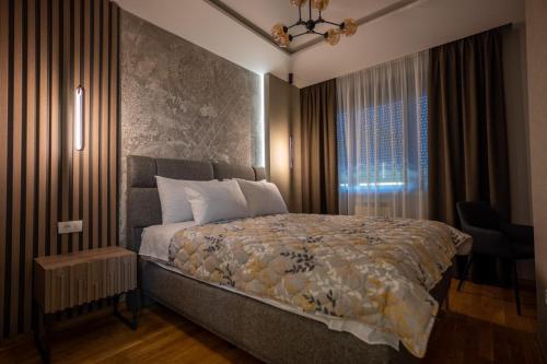 Un dormitorio con una cama grande y una ventana en M3 en Kraljevo
