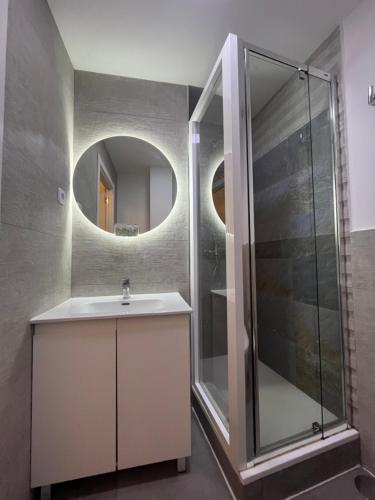 y baño con lavabo y ducha. en Gran Vía Urban Apartments, en Madrid