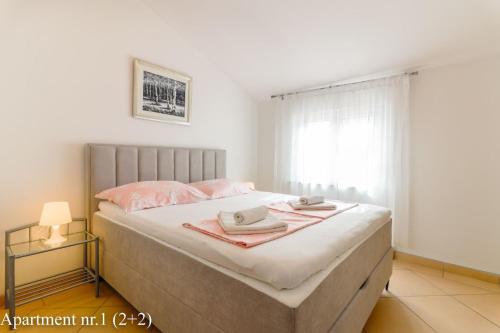 ein Schlafzimmer mit einem Bett mit zwei Handtüchern darauf in der Unterkunft Apartments Jurić in Vrsar