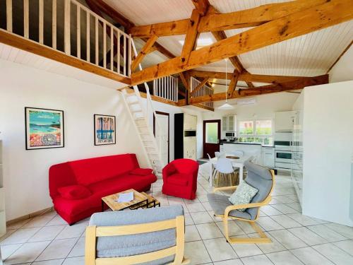 - un salon avec un canapé et des fauteuils rouges dans l'établissement Maison Basque avec Terrasse, Clim, et Wi-Fi à 600m de la Plage - Arcachon - FR-1-433-69, à Arcachon