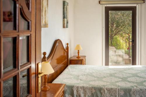 ein Schlafzimmer mit einem Bett neben einer Tür in der Unterkunft Casa da Cardenha in Castelo de Paiva