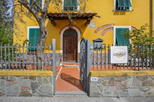 un bâtiment jaune avec une porte devant lui dans l'établissement il Cantuccio, à Lucques